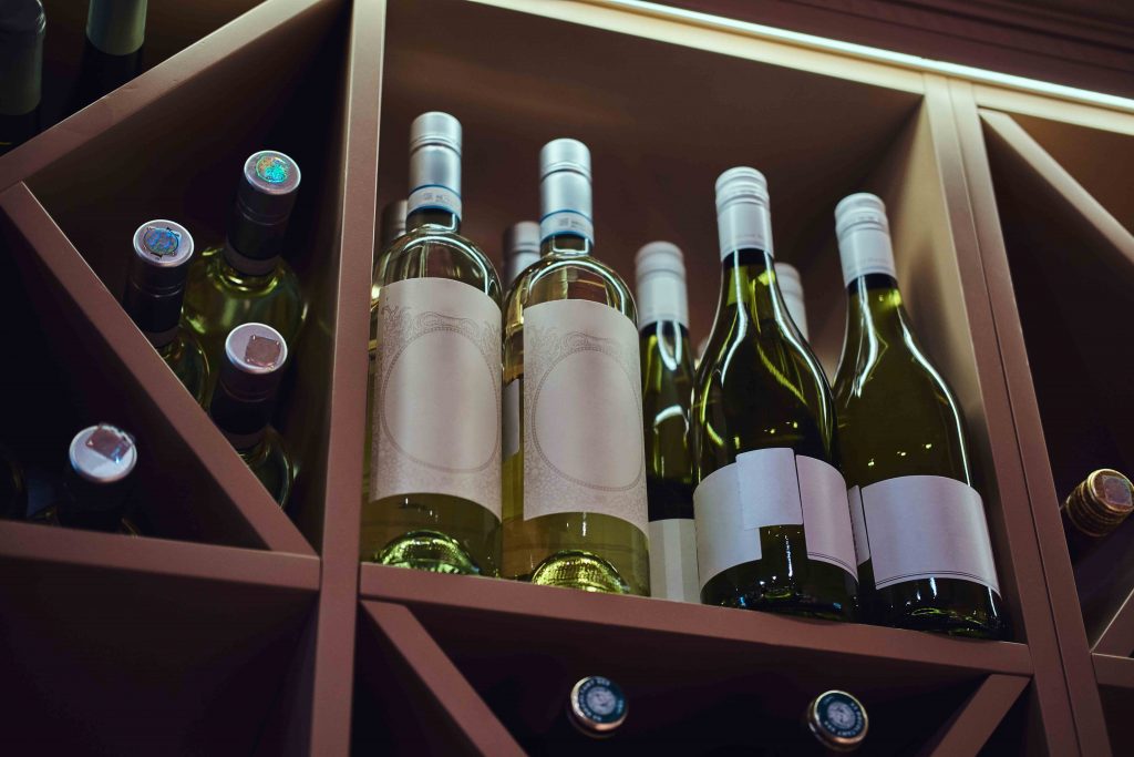 Garrafas de vinho branco em uma adega