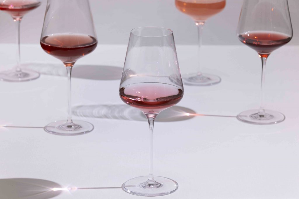 Taça de vinho rosé servida
